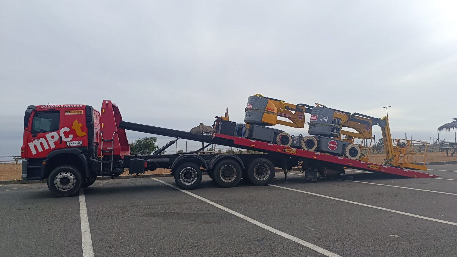 Camión MPC Transportes trasladando maquinaria